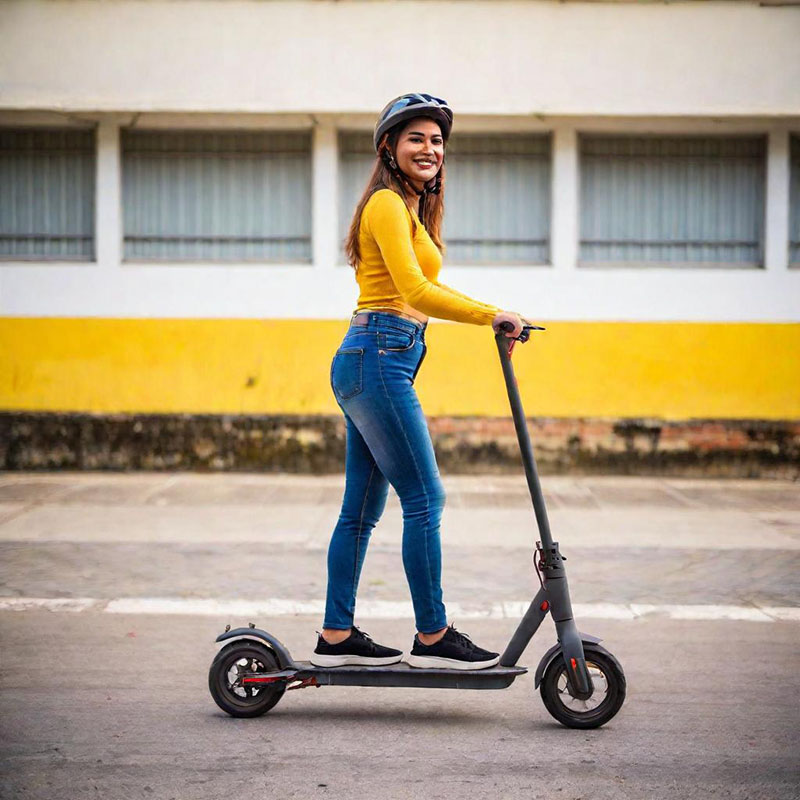 žena jedoucí na elektrokoloběžce eljet s helmou